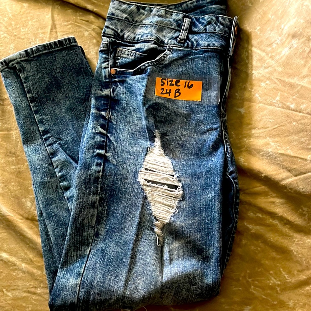 Faded Refuge+ Jean. Color faded